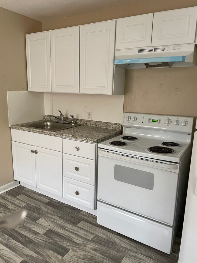 Kitchen - 232 Chelsea St
