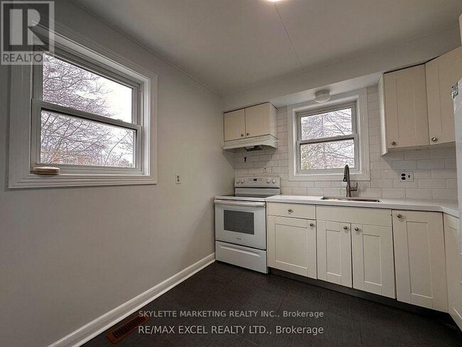 Building Photo - 229 Zelda Crescent