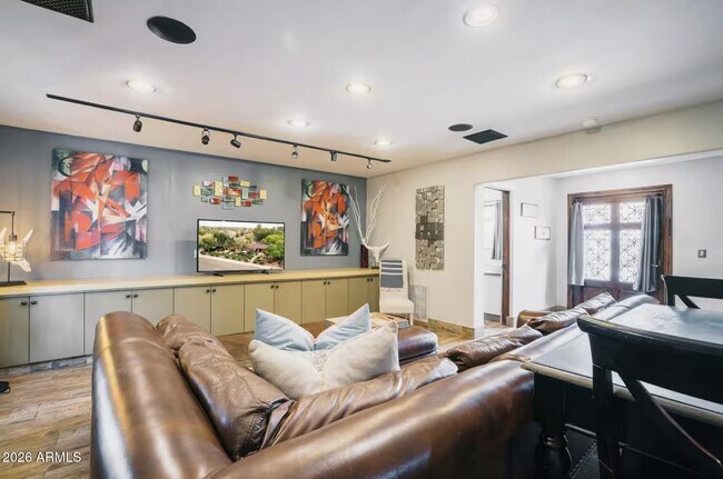 Foto del edificio - 6951 E 1st St