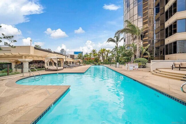 Foto del edificio - 200 W Harbor Dr