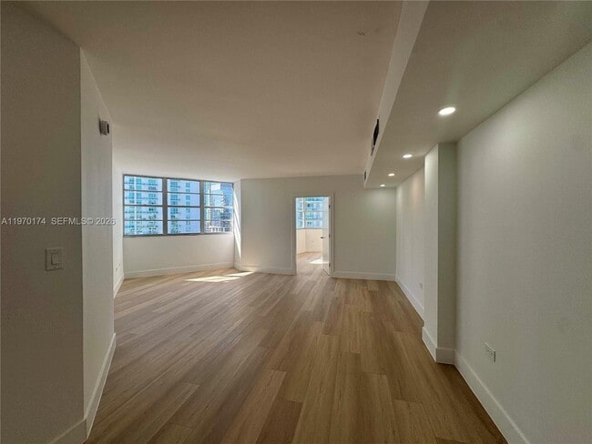 Foto del edificio - 999 Brickell Bay Dr