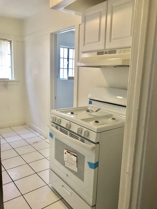 Kitchen - 5737 Ruthelen St