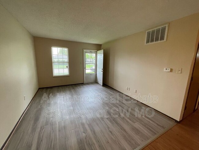 Foto del edificio - 3339 E Southern Hills Blvd