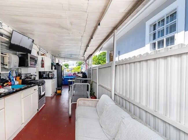 Building Photo - 250 NW 55th Ct