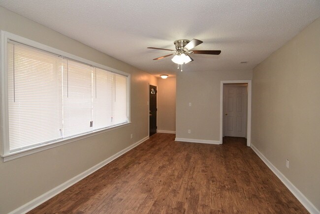 Building Photo - Updated 3 Bedroom House Near Lake Olmstead