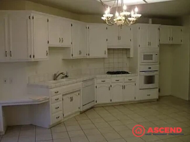 Foto del edificio - 4 Bedroom Home Next To CSUB!