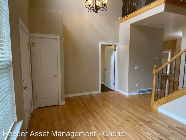 Building Photo - 4 br, 3.5 bath House - 1010 North 130 West...