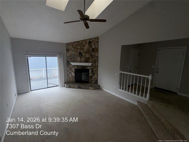 Foto del edificio - 7307 Bass Dr