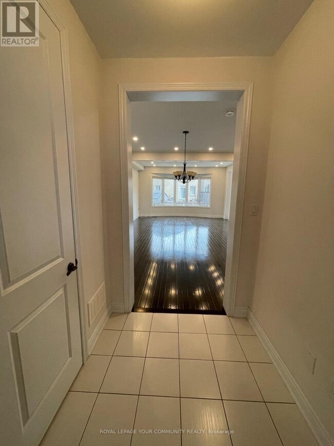 Photo du bâtiment - 306 Cedar Hedge Rd