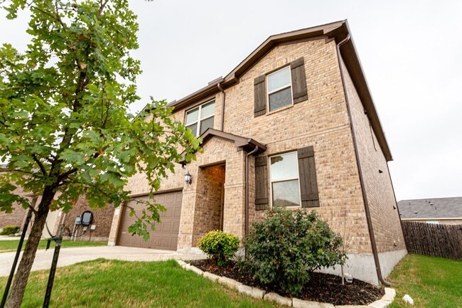 Foto del edificio - Bright & Spacious 5-Bedroom, 3-Bath Home i...