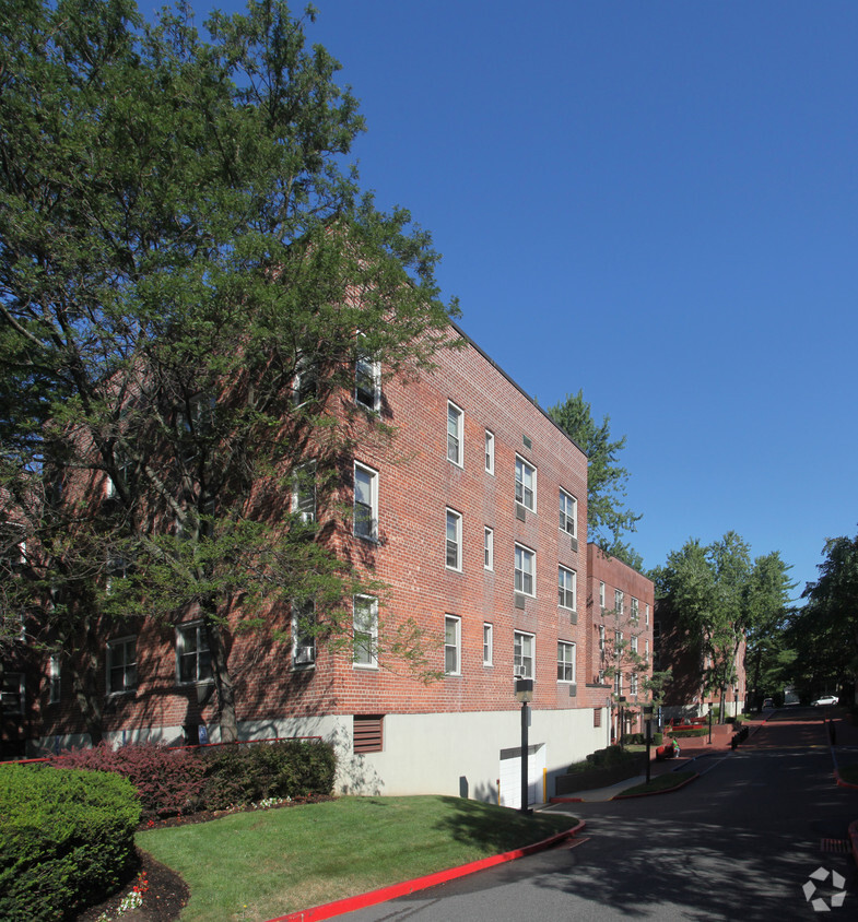 Building Photo - Woods Edge Apartments