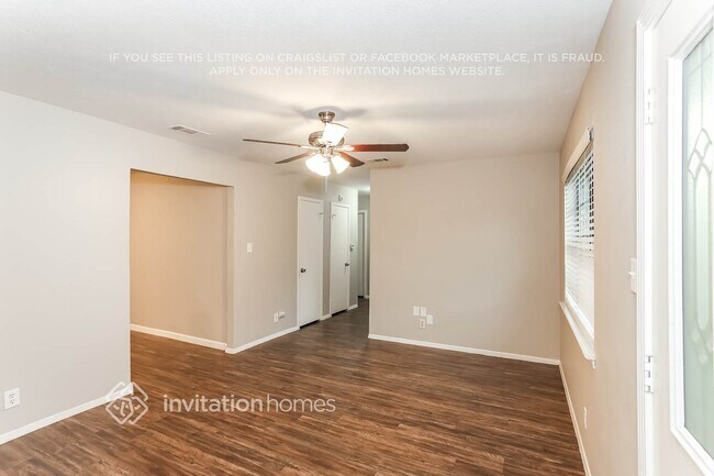 Foto del edificio - 811 Clover Park Dr