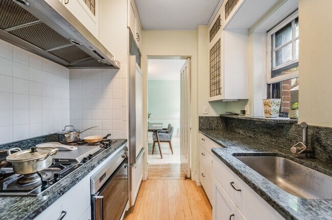 Foto del edificio - 993 Memorial Dr