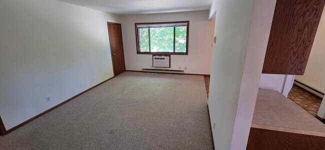 Foto del edificio - 141 Maple Ave S