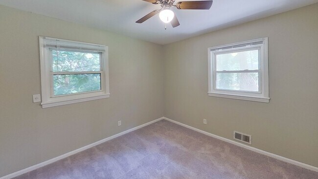 Building Photo - 3258 Edgemont Way