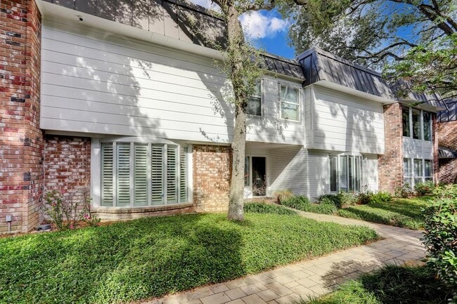 Building Photo - 8948 Chatsworth Dr