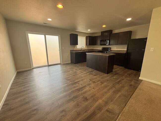 Building Photo - 1001 S View Dr