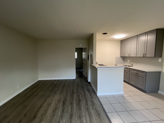 Building Photo - 207 S Lillie Ave