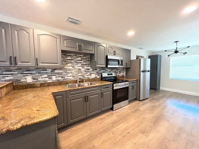 Building Photo - 3 Bedroom 1 1/2 Bath Fort Pierce