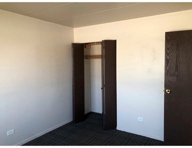 1 bedroom with closet - 14057 Kilpatrick Ave
