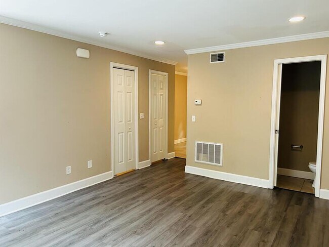 Building Photo - 3913 Overbrook Drive - 3C
