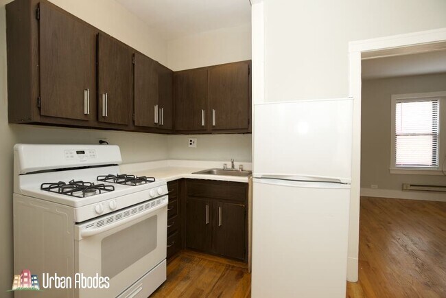 Foto del edificio - 3713 N Pine Grove Ave