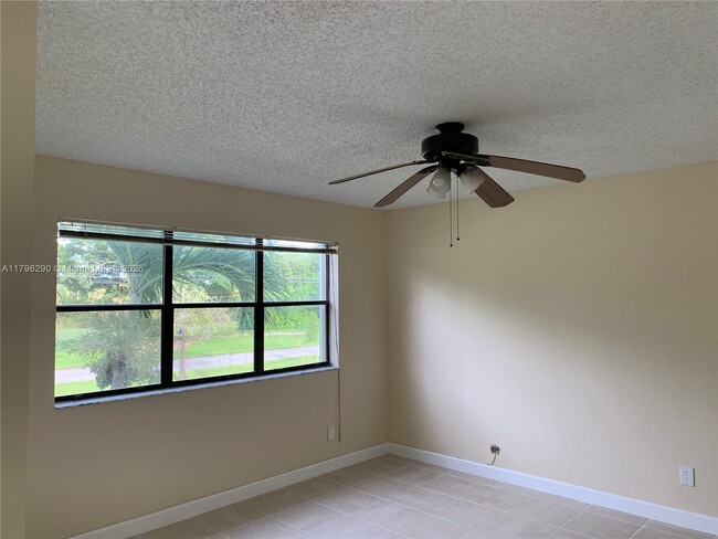 Foto del edificio - 530 S Park Rd