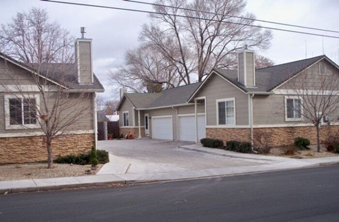 Foto principal - 2 bedroom Duplex in Carson City For Rent