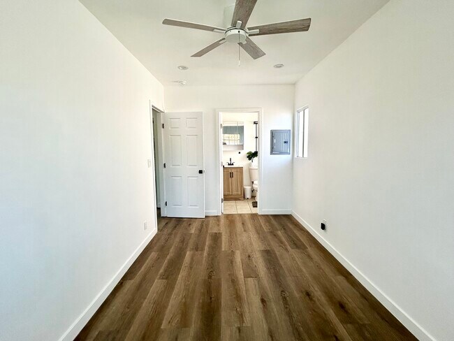 Vista interior del dormitorio - 327 W D St