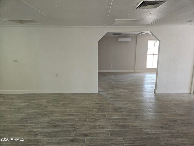 Foto del edificio - 1584 N Wood St