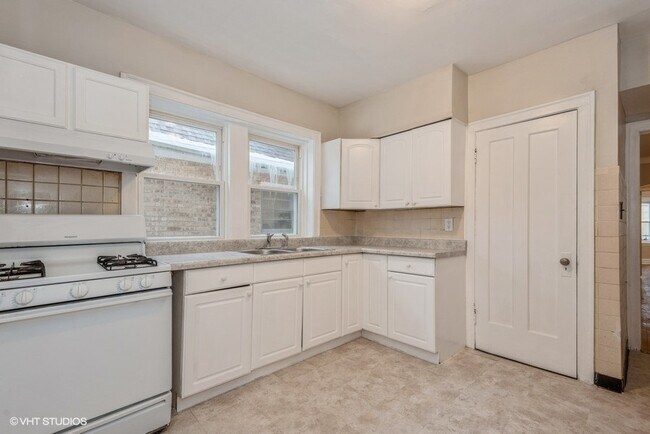 Foto del edificio - 8650 Trumbull Ave
