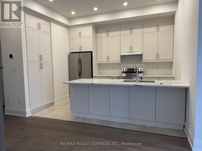 Photo du bâtiment - 3299 Taha Gdns