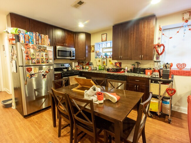 Foto del edificio - 4027 N McVicker Ave