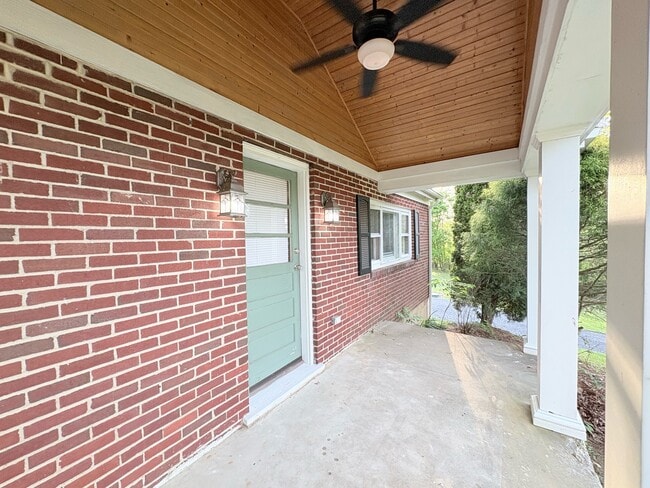 Building Photo - 772 St James Rd