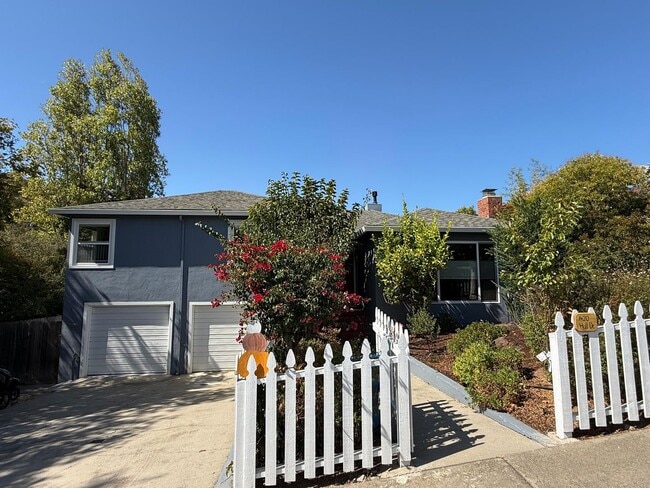 Building Photo - Spacious 5BD/2BA Home in San Carlos with S...