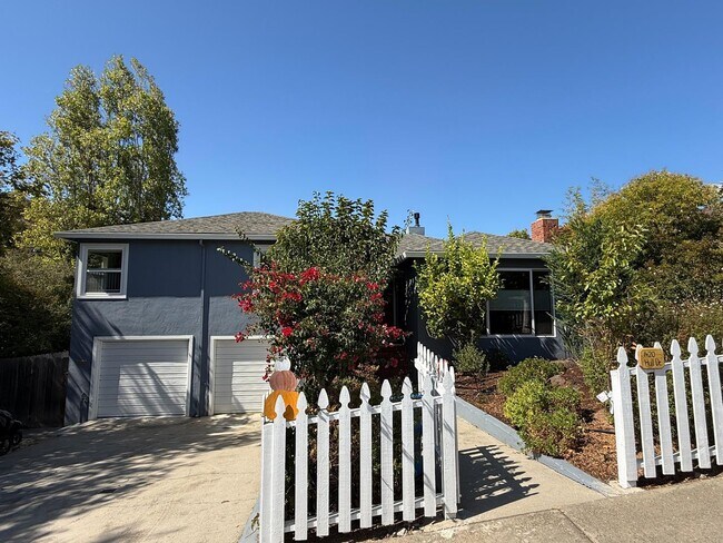 Foto del edificio - Spacious 5BD/2BA Home in San Carlos with S...