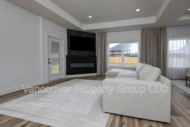 Building Photo - 5075 E Ferdinand Ct