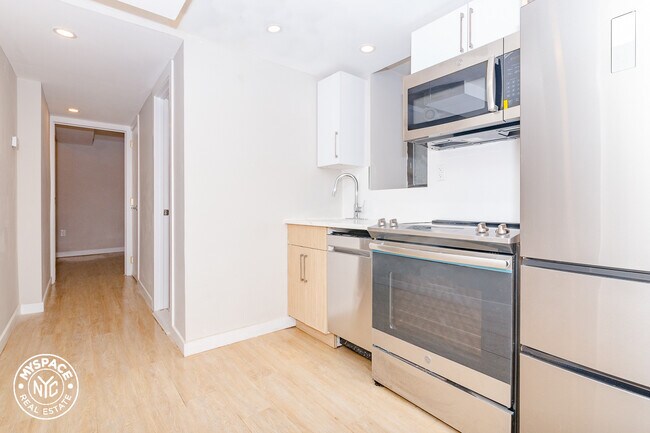 Foto del edificio - 879 Dekalb Ave