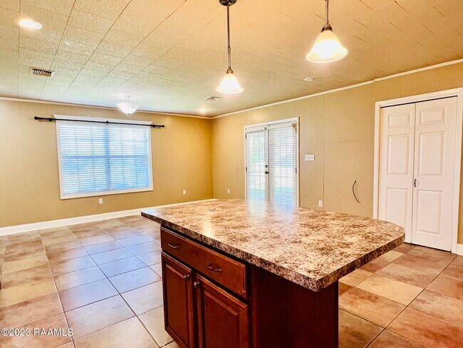 Building Photo - 120 Burrow Dr