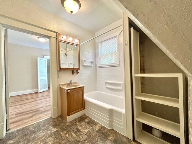 Building Photo - 2550 Crozier Ave