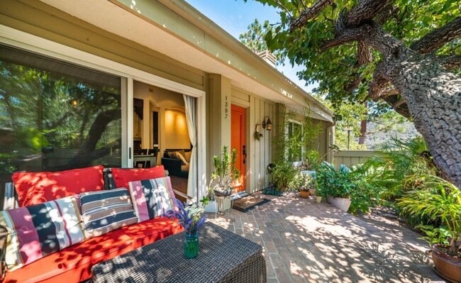 Entrance and patio - 1397 Palisades Dr