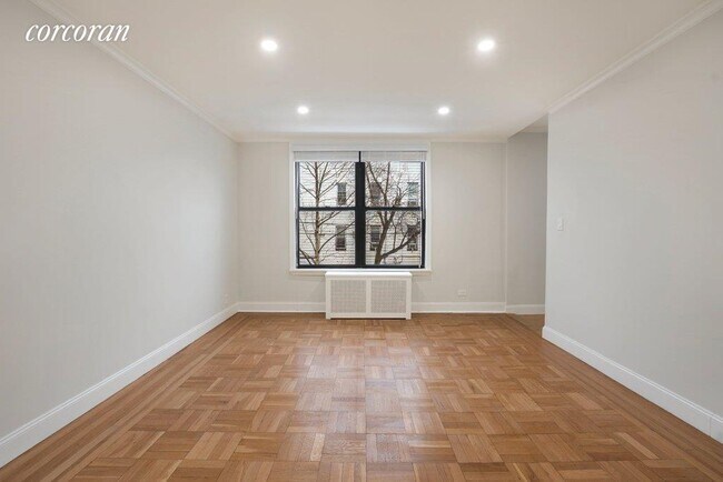 Foto del edificio - 768 Van Nest Ave