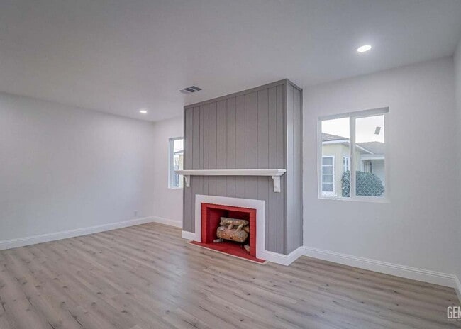 Building Photo - Updated and Stunning 2 Bedroom 1 Bathroom ...