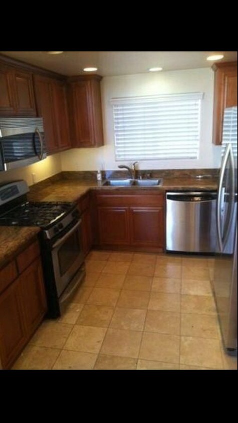 Kitchen - 3990 Centre St