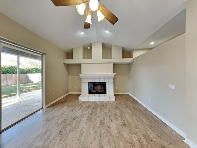 Foto del edificio - 2324 Timbergrove Dr