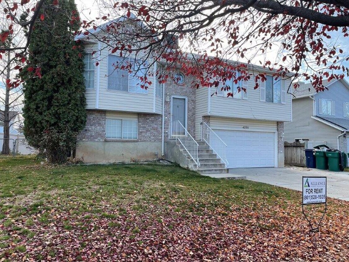 Primary Photo - 4 Bed 2 Bath Home for Rent in Roy