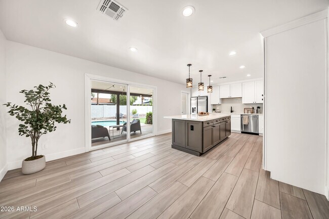 Foto del edificio - 6325 N 82nd St