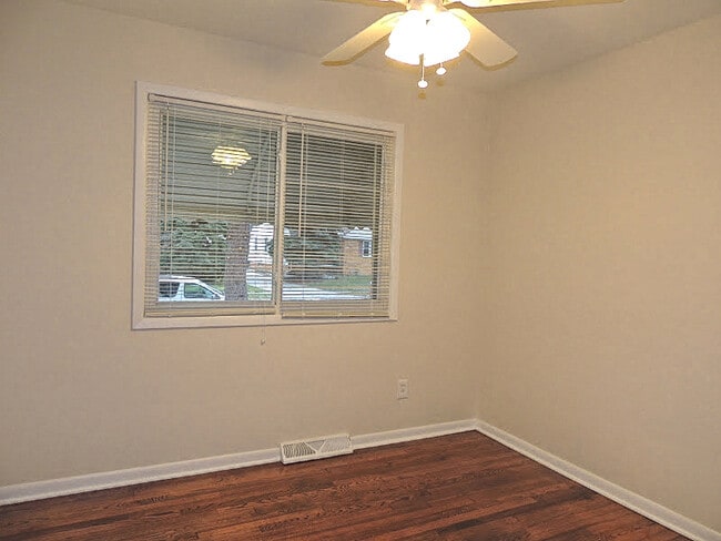 Foto del edificio - Newly Renovated 3-Bed, 1-Bath Bedford Ranch — Move-In Ready