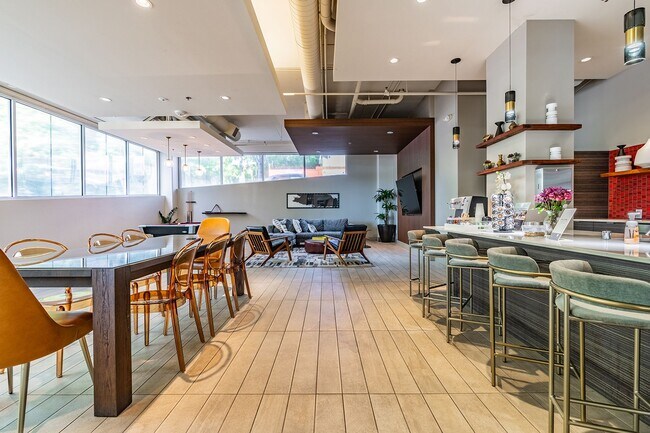 Building Photo - Huge Central Area Studio with PARKING and ...