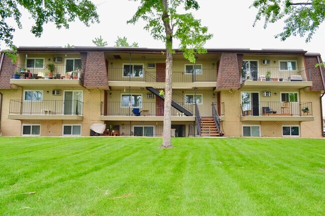 Building Photo - 2035 Meadow Dr